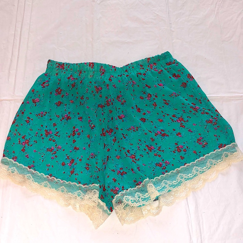 NWOT Lush Floral Flowy Shorts w/ Lace (Small)